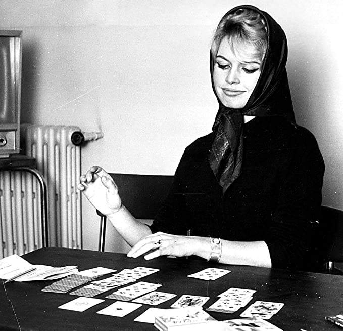 Brigitte Bardot speelt patience