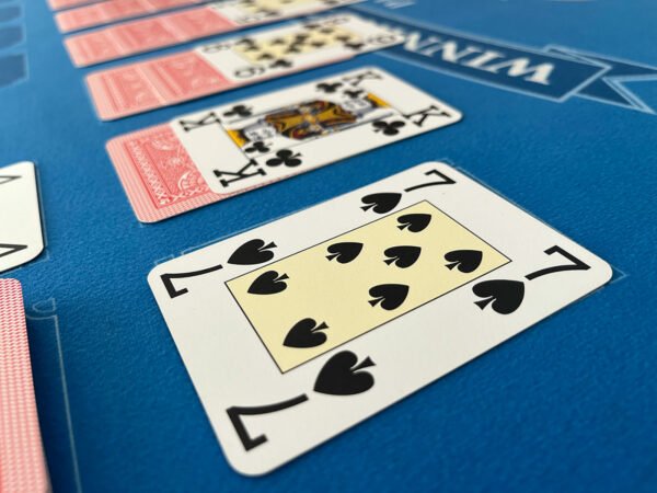 Afbeelding van de Vegas Solitaire speelmat ingezoomd op Modiano kaarten