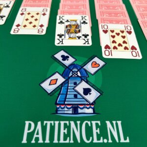 Patience Speelmat ingezoomd op het logo van Patience.nl met rode Modiano speelkaarten