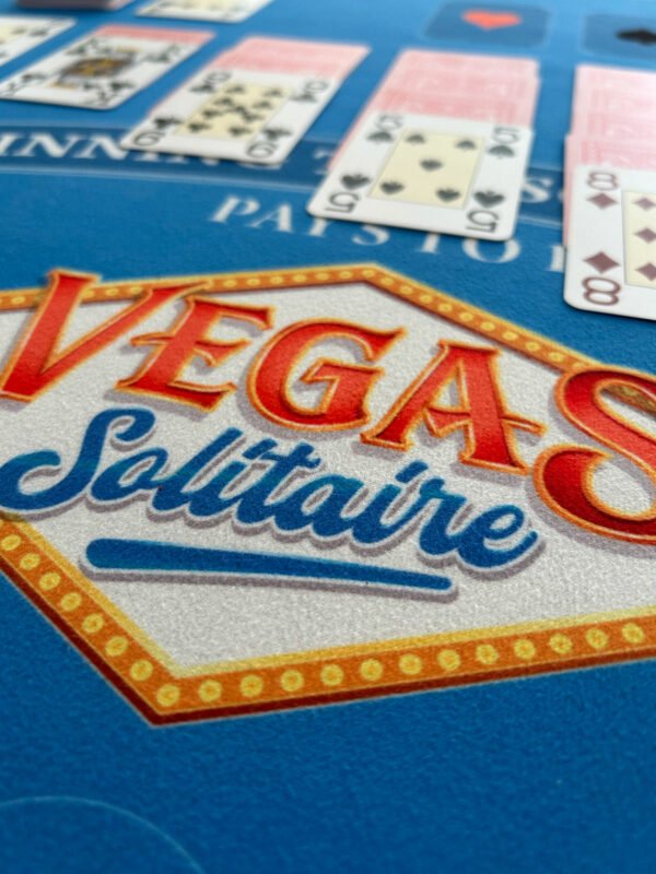 Afbeelding van de Vegas Solitaire speelmat ingezoomd op het logo